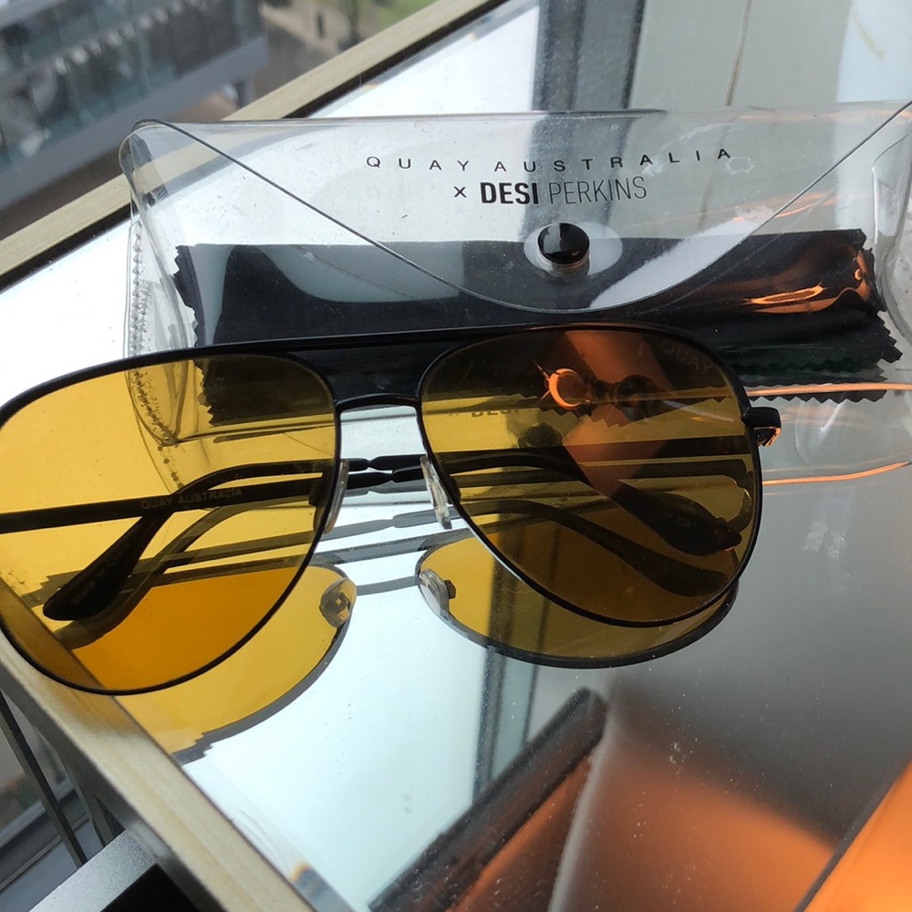QUAY OLIVE DESI SARAHA SUNGLASSES